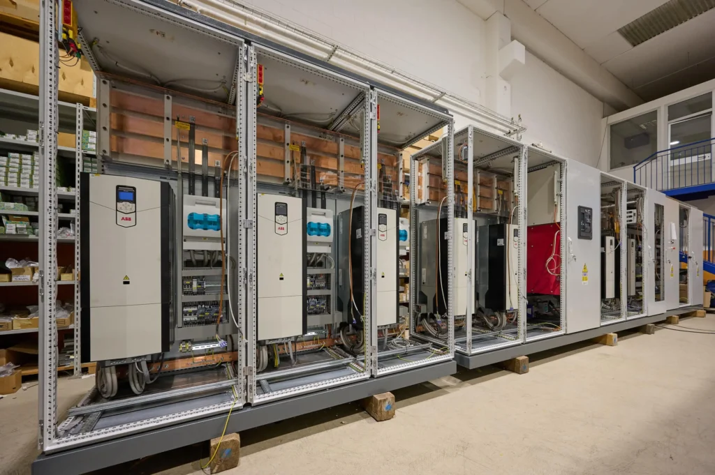 Quadri elettrici modulari con inverter ABB per impianto industriale – fase di montaggio e cablaggio